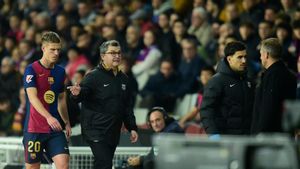 Dani Olmo abandona lesionado durante la primera parte del Barça-Osasuna en Montjuïc acompañado del doctor Ricard Pruna.