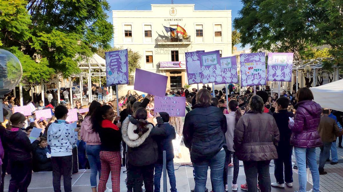 Encuentro para protestar contra la violencia ejercida contra las mujeres, en Benetússer.