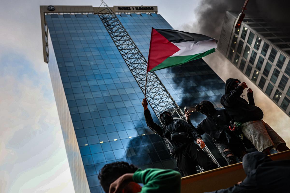 Una persona oneja una bandera palestina durant una manifestació a Barcelona