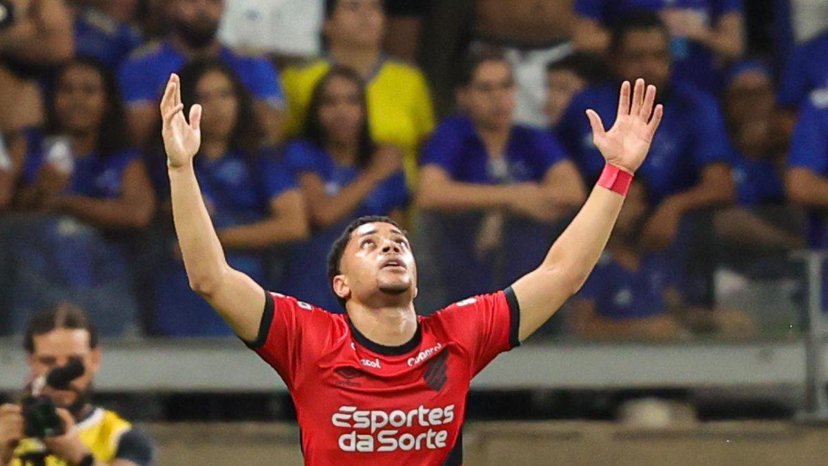 Vitor Roque celebra su gol contra el Cruzeiro