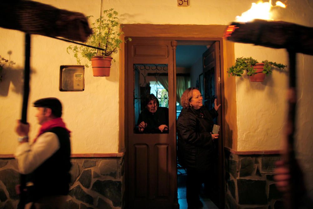 La localidad de la Sierra de las Nieves se llena de luz debido a la quema de los rondeles, antiguos capachos de esparto que se usaban en las prensas de los molinos de aceite para molturar la aceituna.