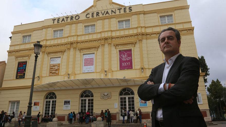 Juan Antonio Vigar, a las puertas del Teatro Cervantes, donde la alfombra roja del Festival se desplegará el próximo viernes.