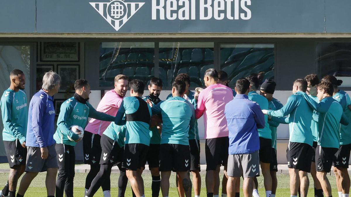 Manuel Pellegrini y los jugadores del Betis en la previa del partido de Europa League ante el Utrecht.