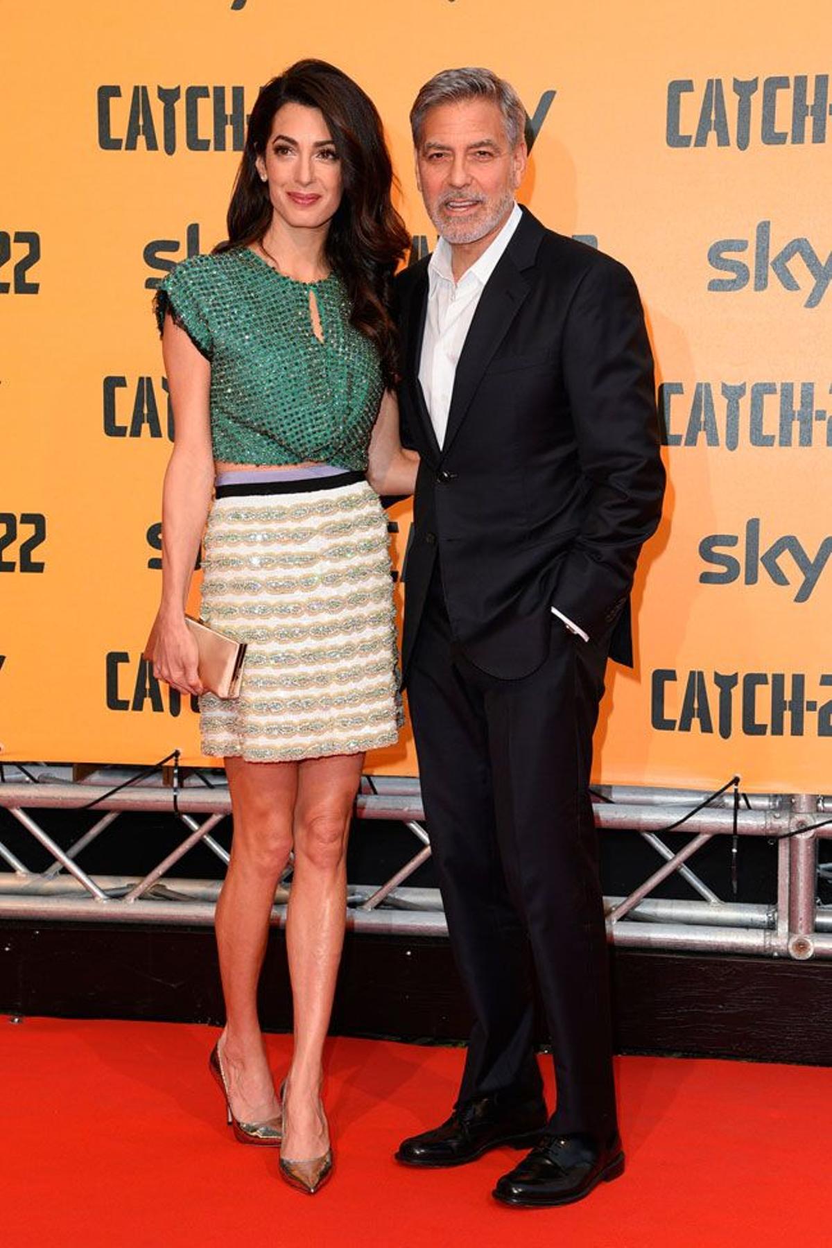 Amal Clooney y George Clooney en el estreno de 'Catch-22' en Roma