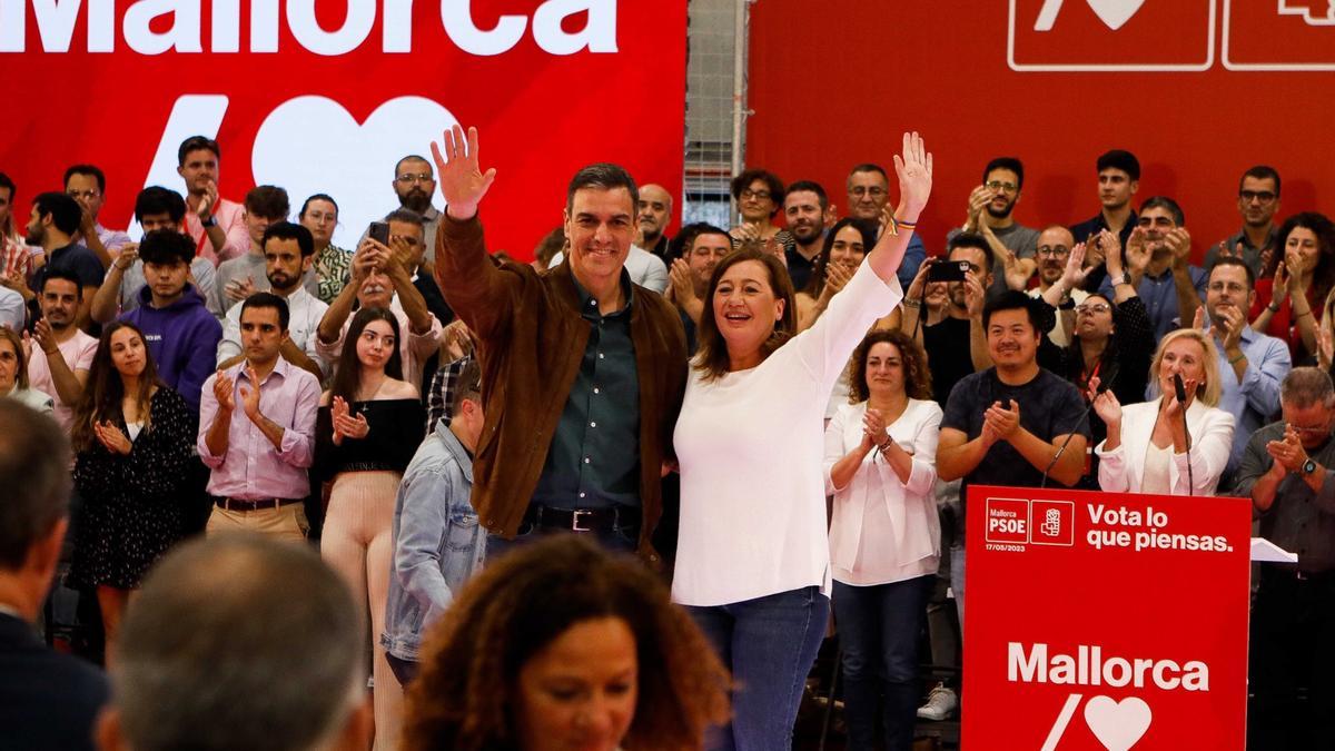 Pedro Sánchez y Francina Armengol, en Palma.