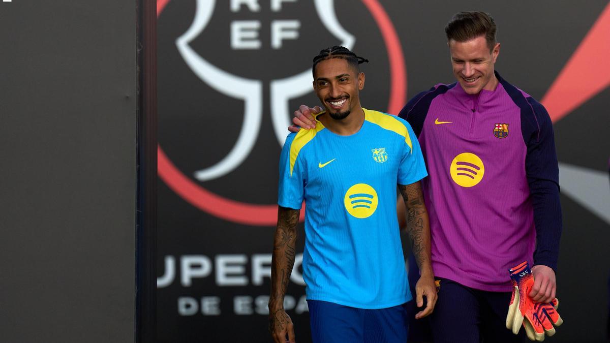 Ter Stegen y Raphinha saltando al campo de entrenamiento de Jeddah