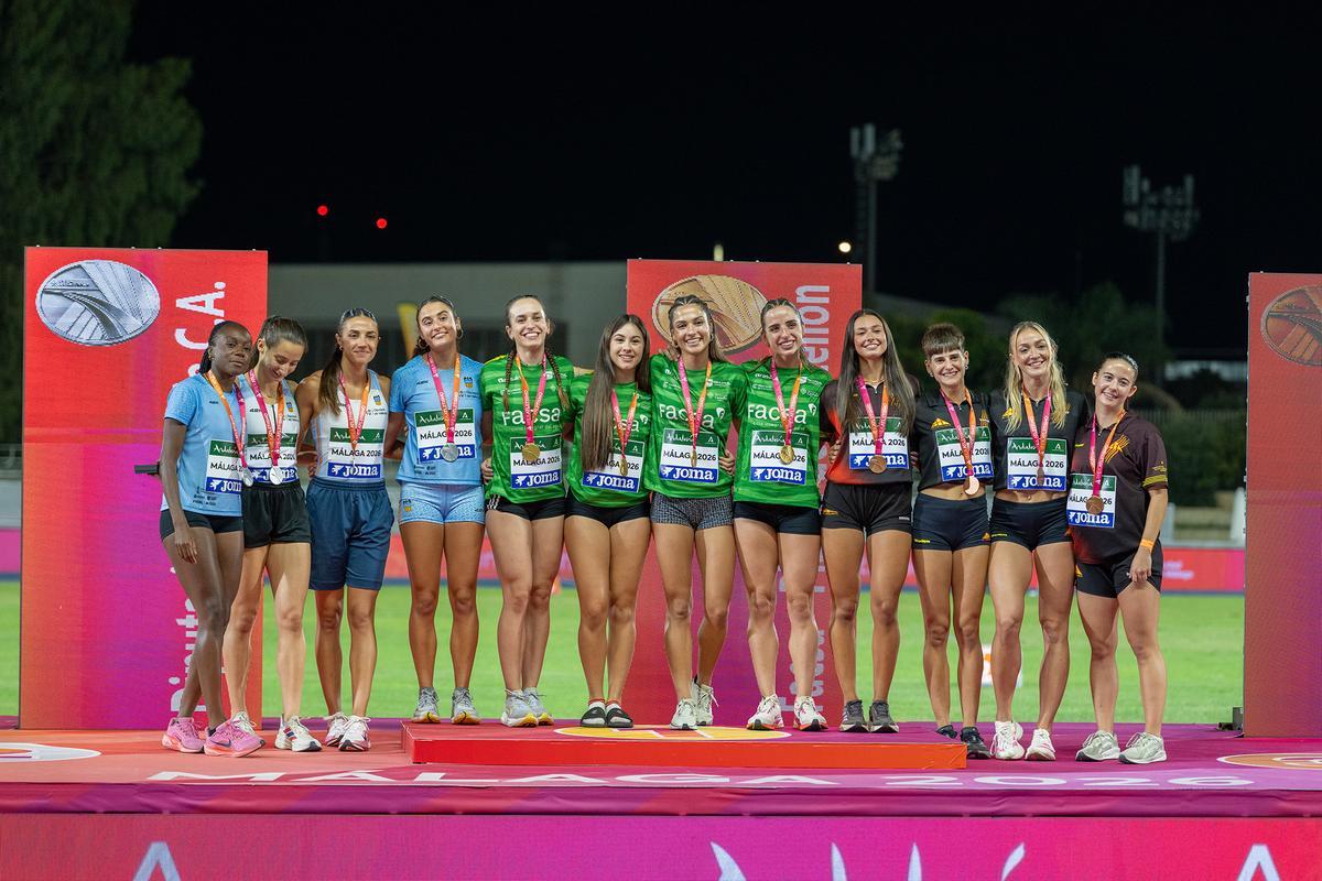 El podio de 4x100 femenino.