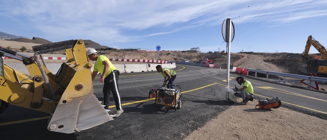 Obra de remodelación en la carretera de los enlaces de Las Chafiras y Oroteanda, en Tenerife.