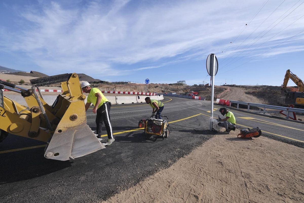 Remodeling work on the Las Chafiras and Oroteanda interchange road, in Tenerife.