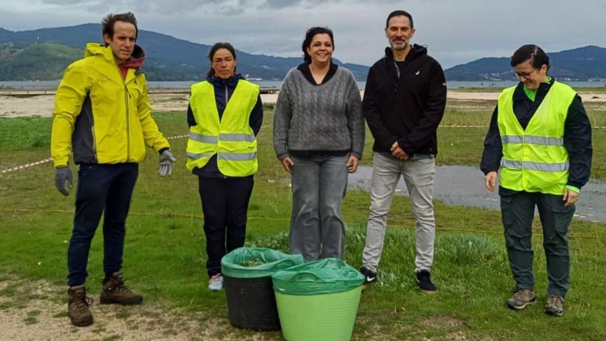 Rita Pérez y Luciano Otero supervisan los trabajos en la playa de A Punta de Cesantes.