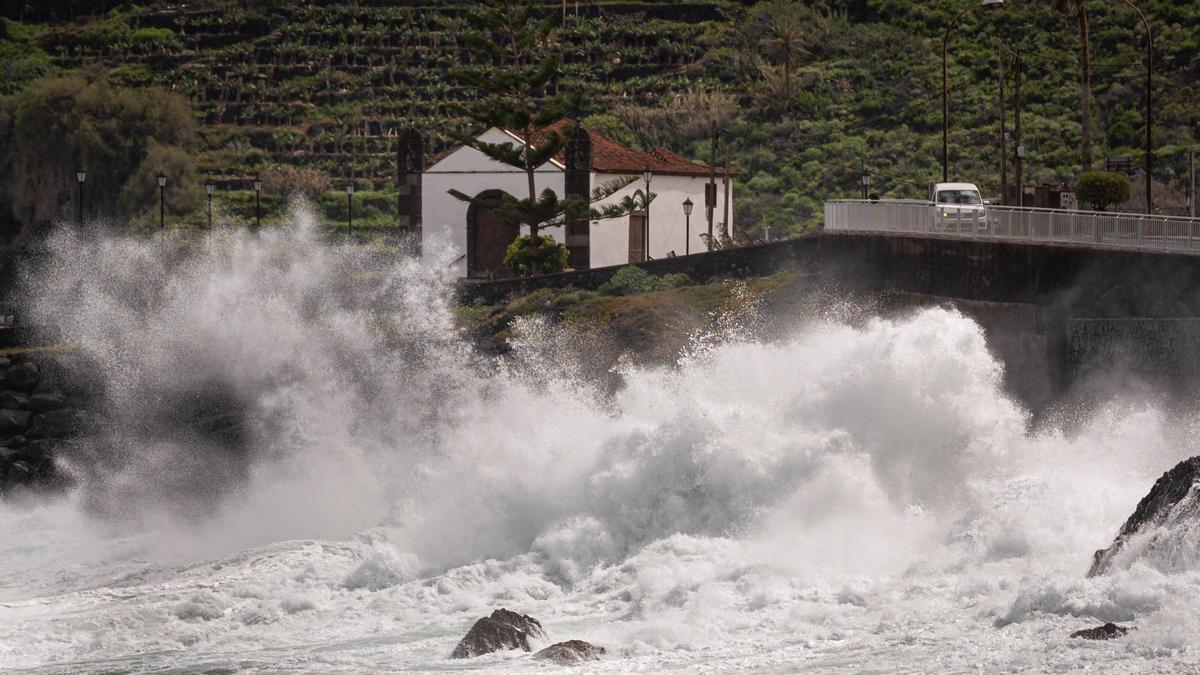 Las olas golpean la costa del norte de Tenerife este jueves 19 de marzo de 2026.