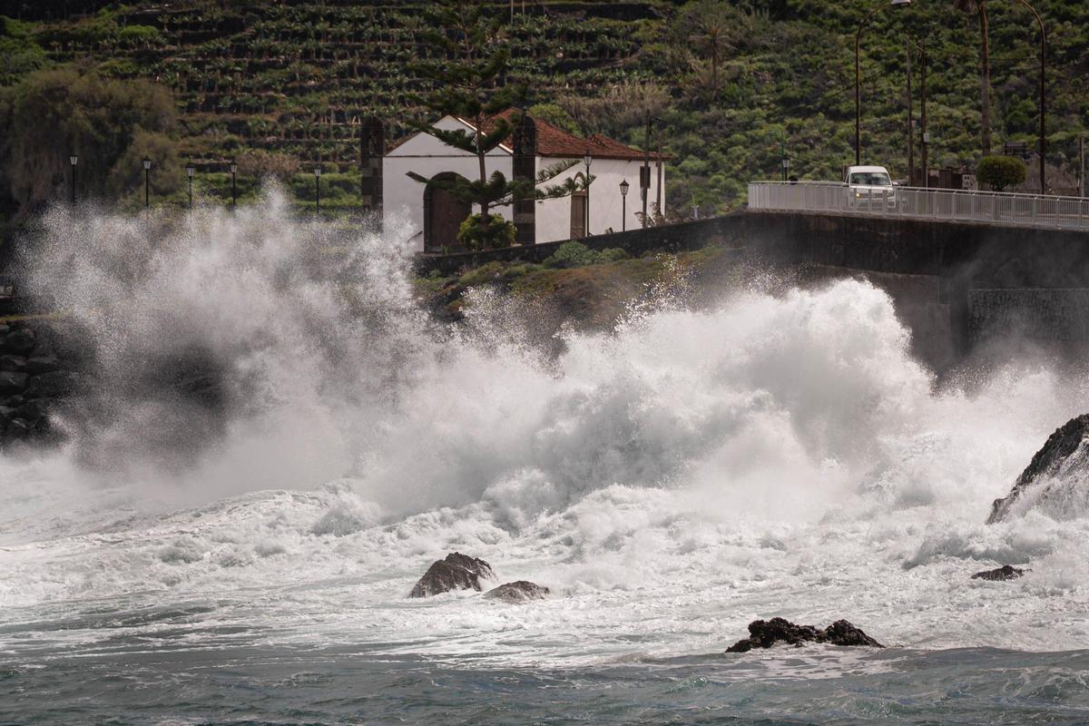 Las olas golpean la costa del norte de Tenerife este jueves 19 de marzo de 2026.