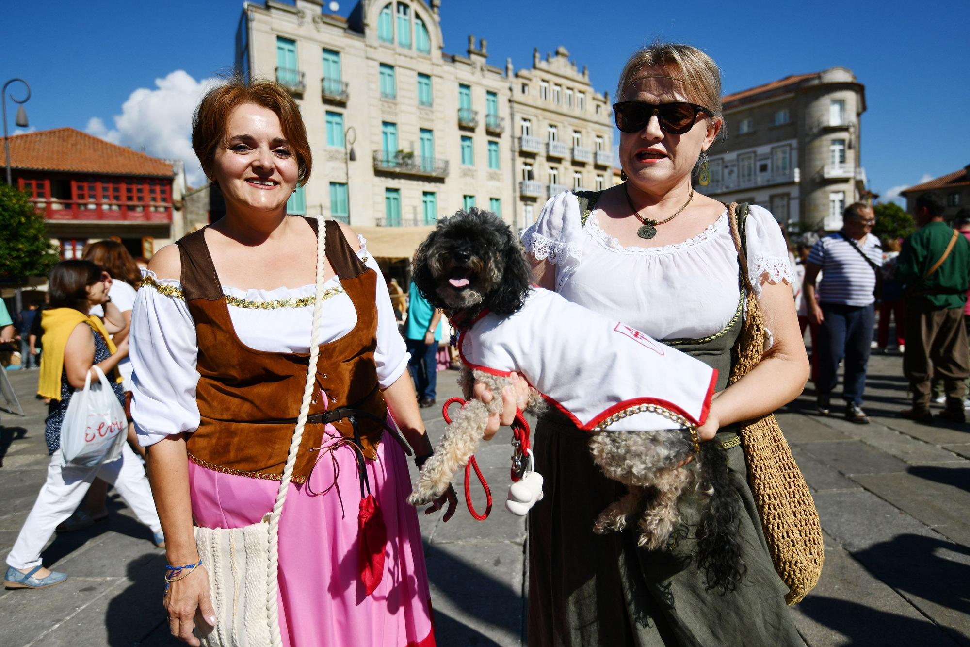 Cortesanos, bufones, damas y caballeros celebran el retorno de su señor: la Feira Franca anima Pontevedra