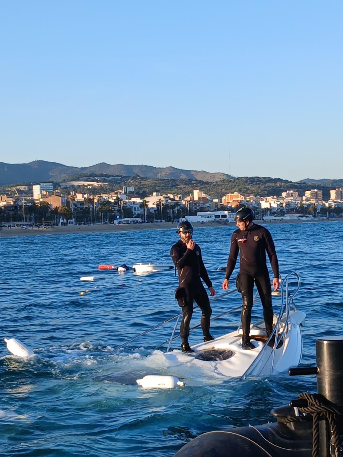 Los agentes rescatan los pasajeros del yate en Badalona.
