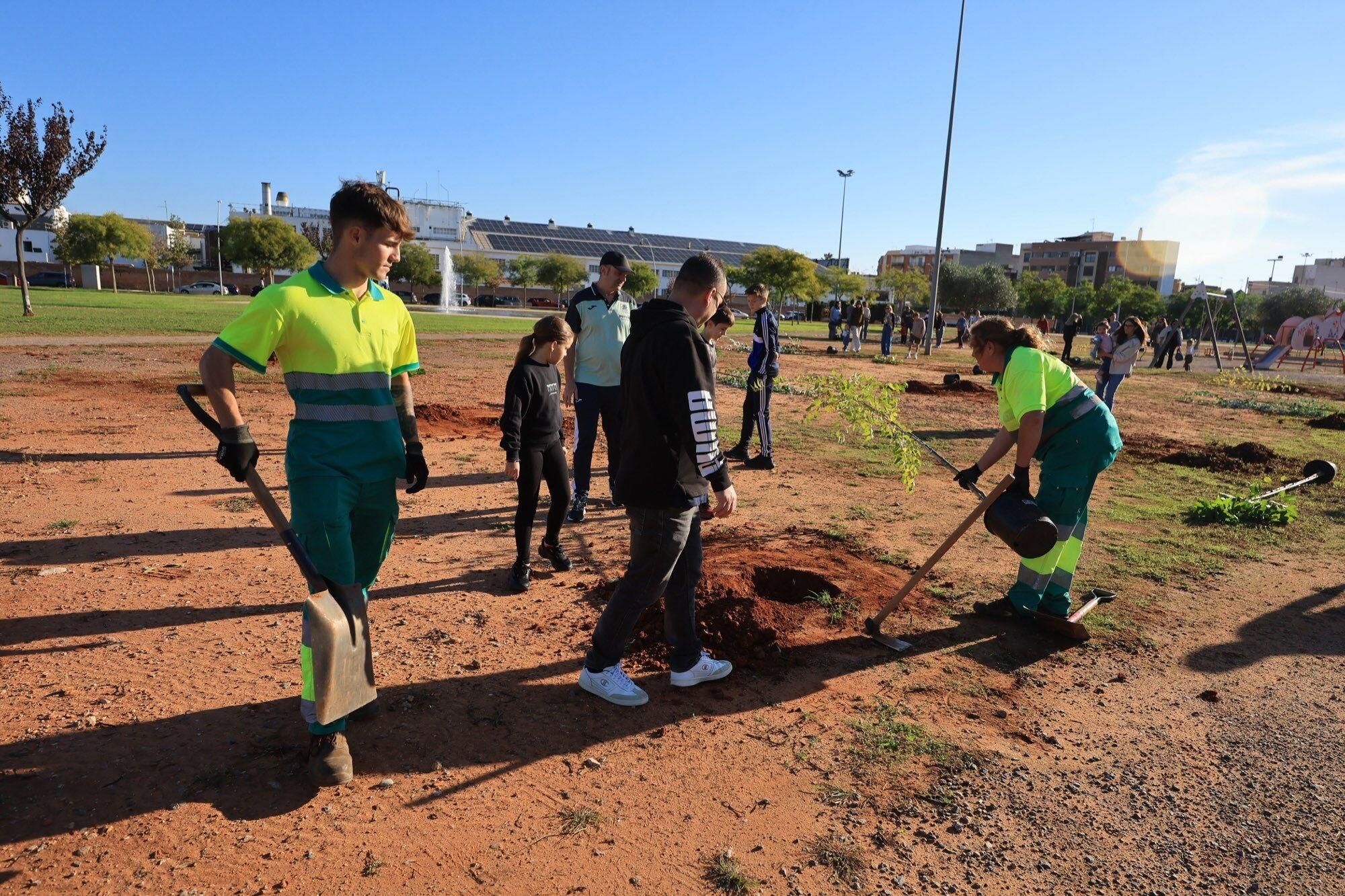  Éxito de la plantación de árboles por parte de personal y familias de Pamesa Grupo Empresarial en la Ciutat Esportiva Municipal de Vila-real que ha tenido lugar en la mañana. de este sábado La acción, que forma parte de la Responsabilidad Social Corporativa del grupo, está incluida en la programación del 20.º Mes de la Sostenibilidad de la Concejalía de Medio Ambiente.