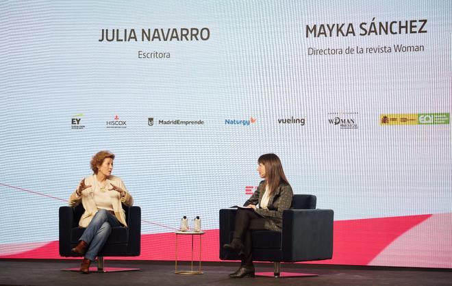 Julia Navarro y Mayka Sánchez, directora de la revista Woman