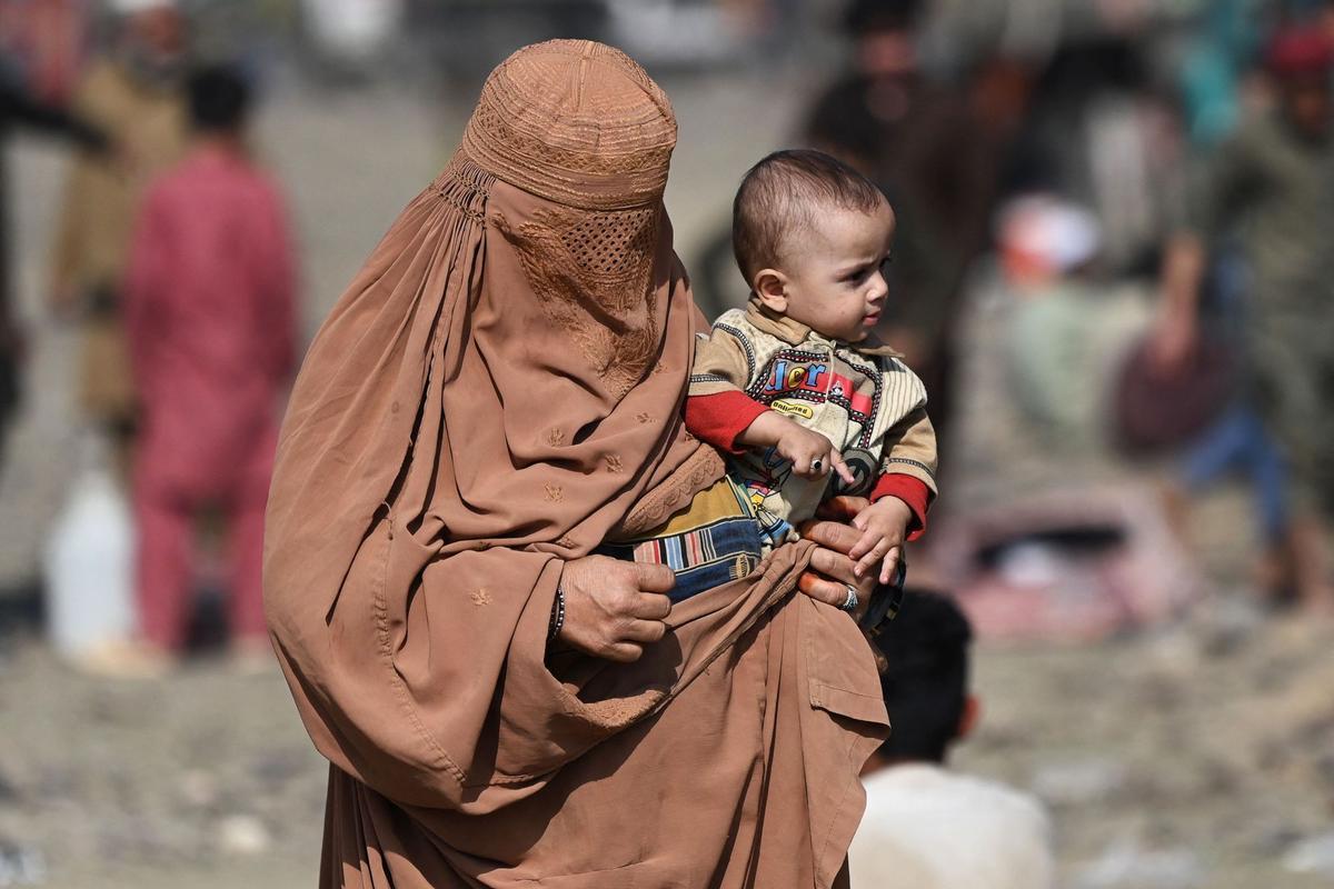 Colapso en la frontera de Pakistán al cumplirse el plazo para la expulsión de refugiados afganos indocumentados