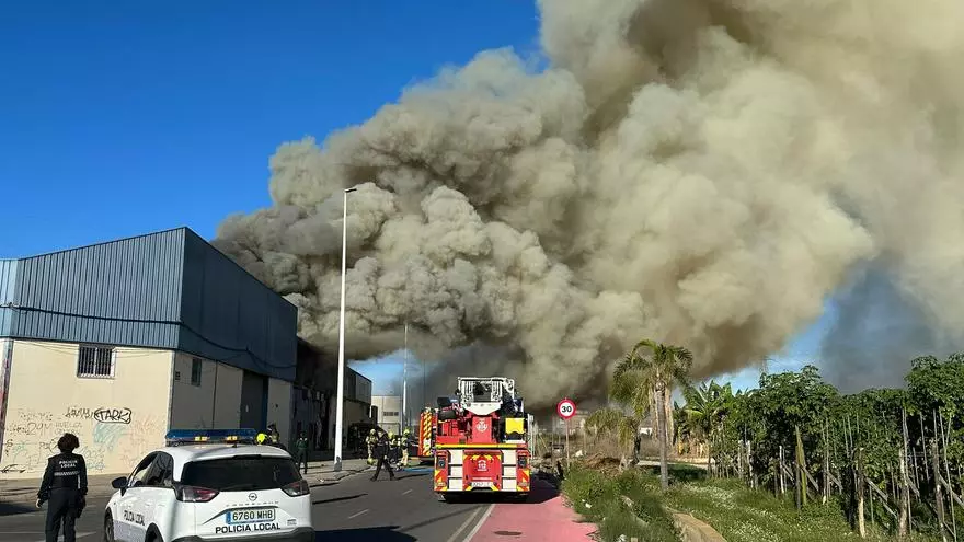 Declarado un incendio en Alboraia en un taller de motocicletas