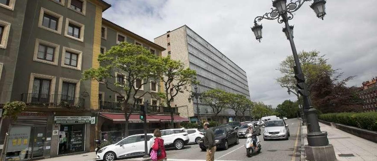 La calle Arzobispo Guisasola, donde apareció uno de los vehículos dañados.