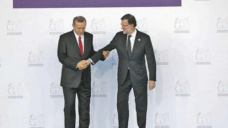 El primer ministro turco Erdogan, con Mariano Rajoy, con el &quot;photo-call&quot; de la cumbre del G-20. // Reuters