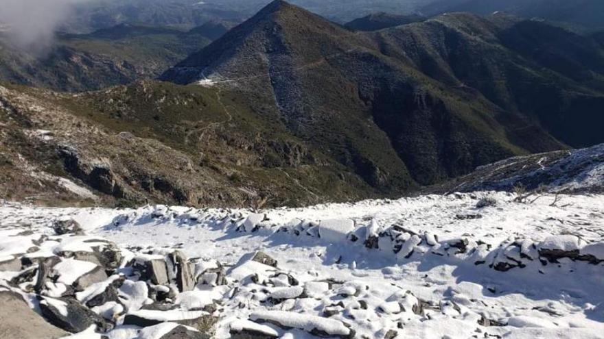 Una estampa de las cumbres nevadas próximas al casco histórico de Tolox.