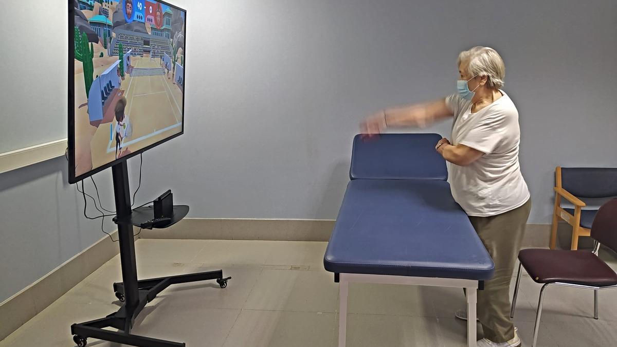 Els usuaris del gimnàs del Centre Sociosanitari Bernat Jaume compten amb un espai de realitat virtual per a fer rehabilitació