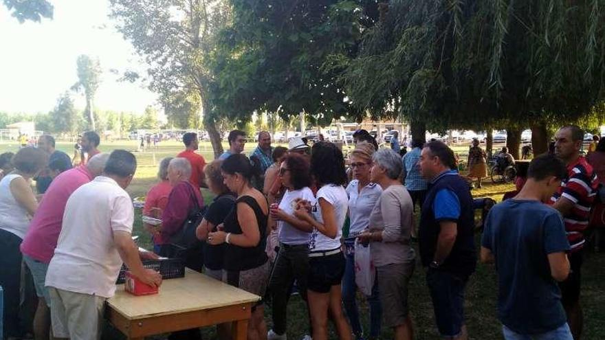 Decenas de personas participan en una jornada de convivencia en Manganeses