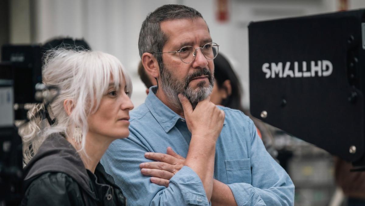 Carles Porta, con Elvira, en 'Abandonados'