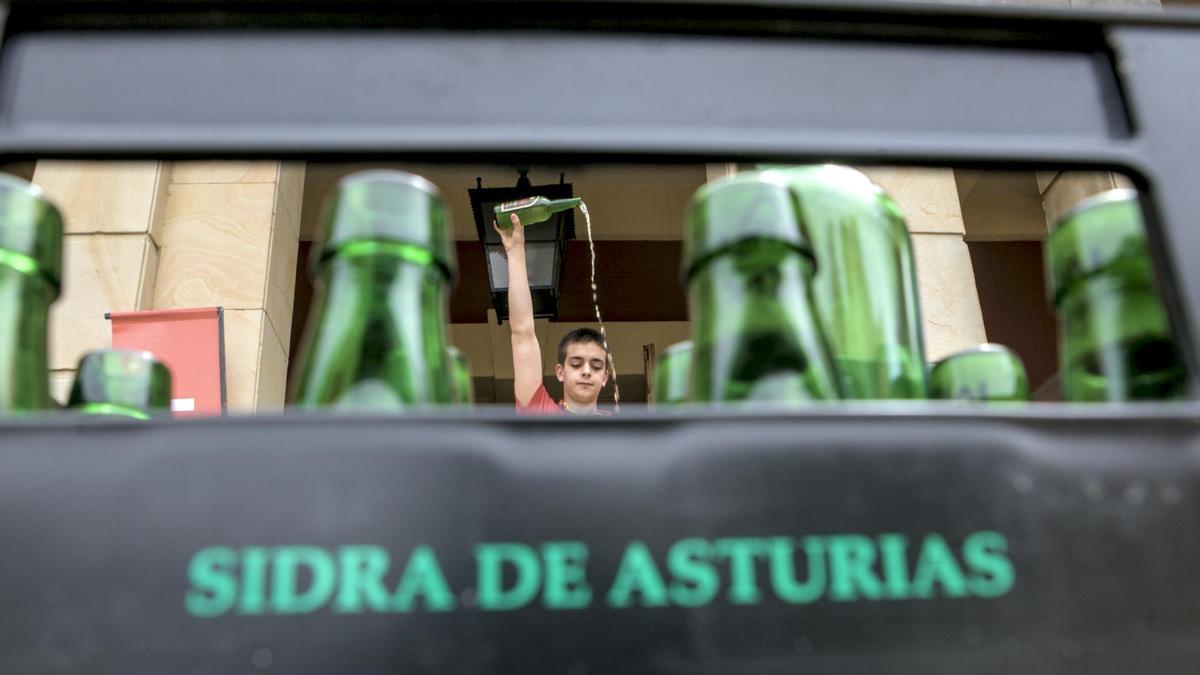 Festival de la sidra de Nava: concurso de escanciadores