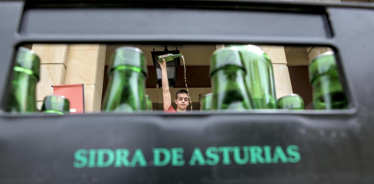 Festival de la sidra de Nava: concurso de escanciadores