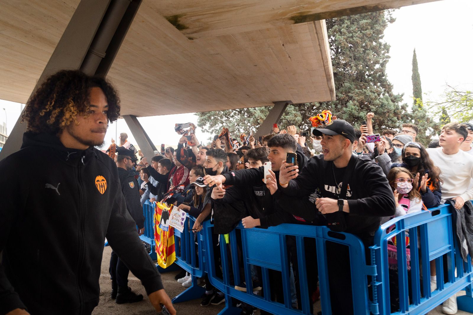 Bufandas y banderas en el aeropuerto para desear suerte al Valencia CF