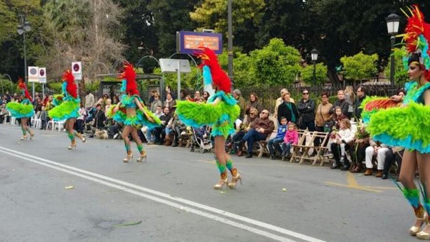 Como si de una reminiscencia del Carnaval se tratase, danzas y plumas tomaron de nuevo las calles.