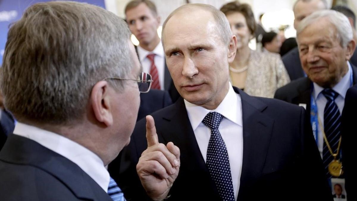 El presidente ruso, Vladímir Putin, habla con su homólogo del COI, Thomas Bach, durante los Juegos de Sochi.