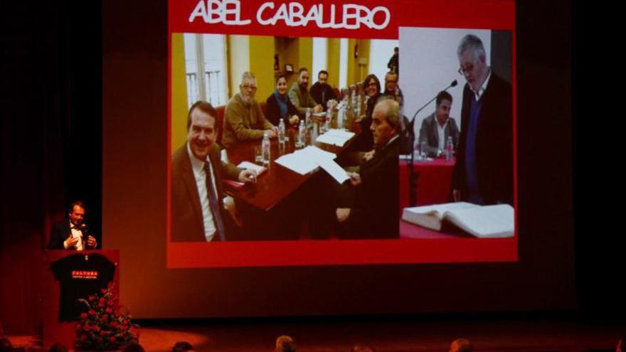 Abel Caballero, en el Auditorio Muncipal de Cangas. |  // G. NÚÑEZ