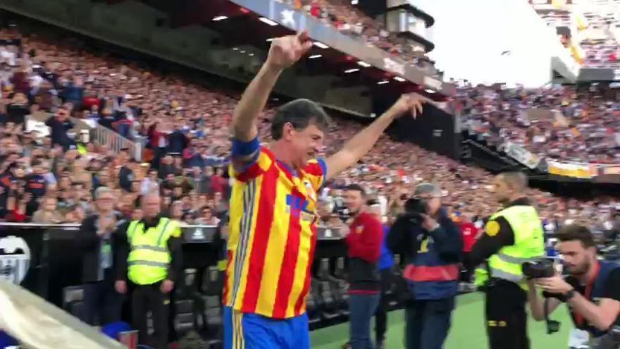 Así ha sido la salida de Mario Alberto Kempes a Mestalla