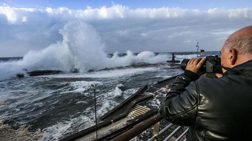 El temporal de viento provoca el caos en las conexiones marítimas y aéreas