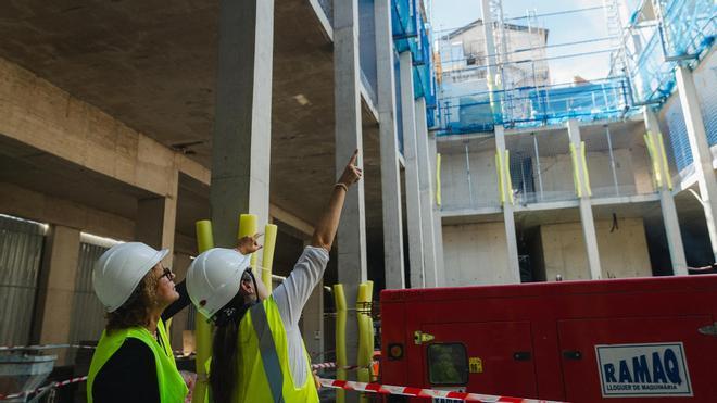 Barcelona retoma las obras de los pisos públicos para mayores de la Salut tras dos años de parón y eleva el presupuesto en 5 millones