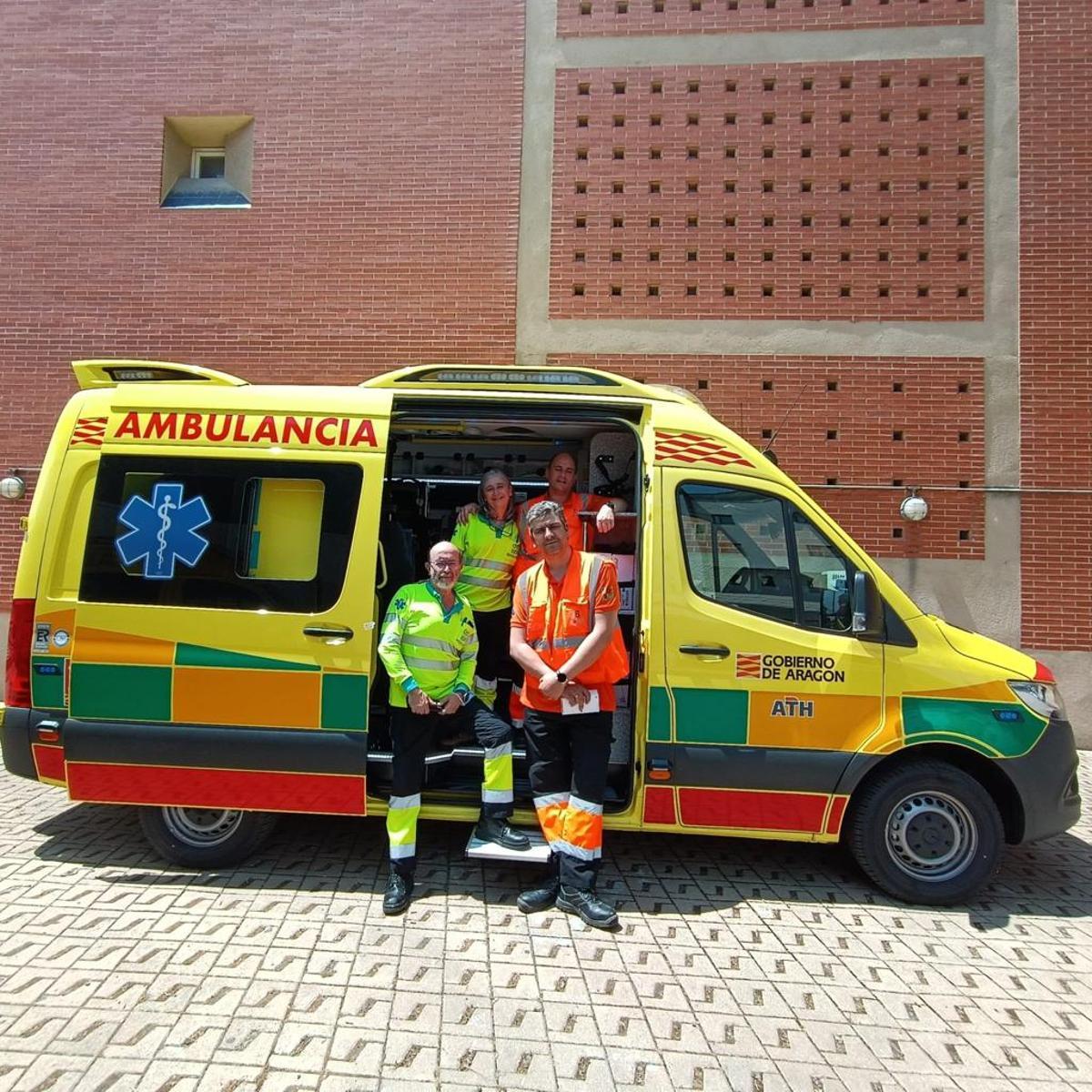 Profesionales sanitarios ante una ambulancia de Tenorio e Hijos.