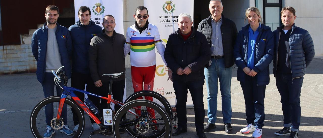 Juanma Broch junto al alcalde Benlloch, el edil Serralvo y responsables del SME de Vila-real, con su nueva bicicleta adaptada.