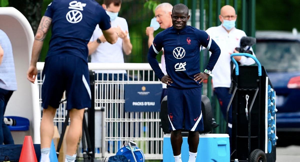 Kanté en la concentración con Francia