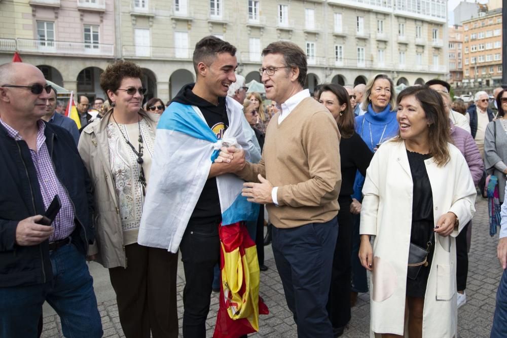 Feijóo y Francisco Vázquez muestran su apoyo a los catalanes constitucionalistas en A Coruña. // Miguel Miramontes (Roller Agencia)