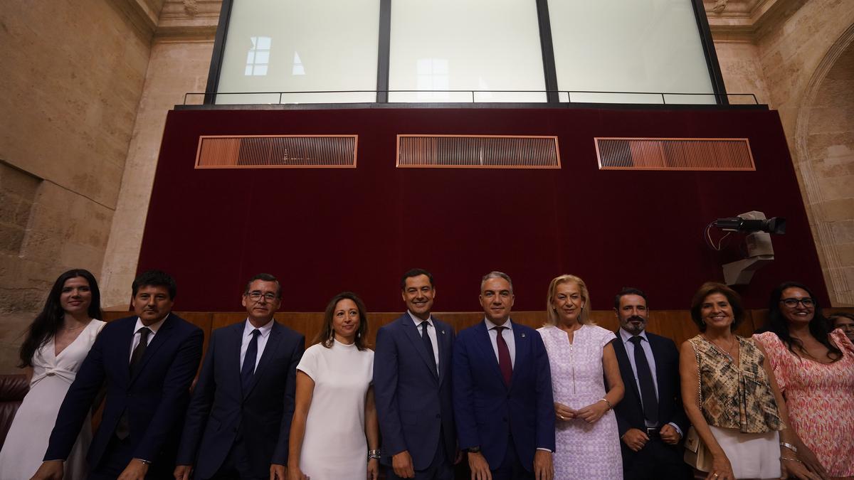 Foto de familia de los diez parlamentarios del PP por Málaga.