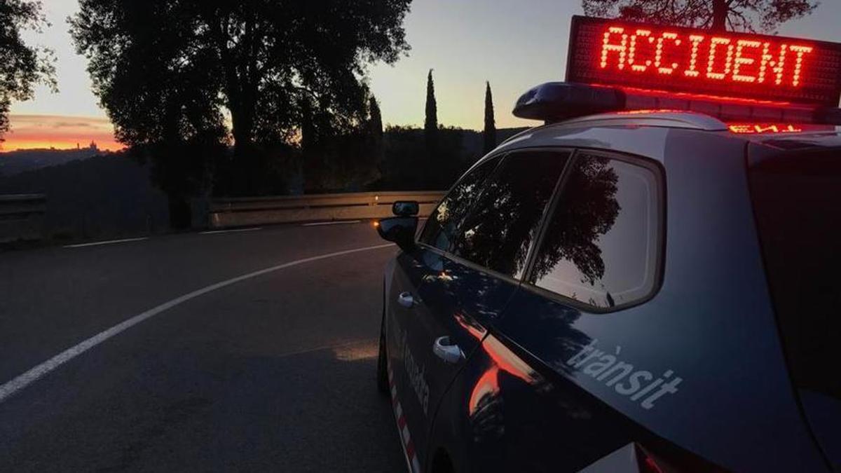 Un cotxe dels Mossos senyalitzant un accident de trànsit ar