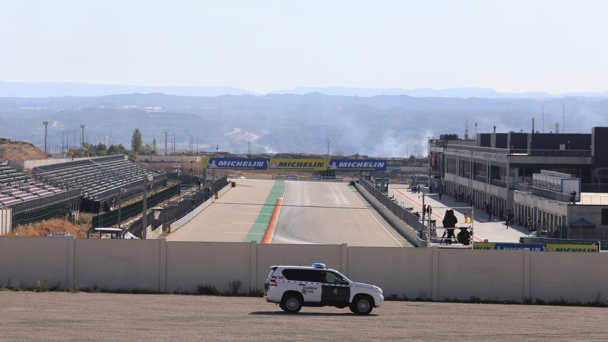 Un todoterreno de la Guardia Civil controla los exteriores del circuito de Motorland, en Alcañiz.
