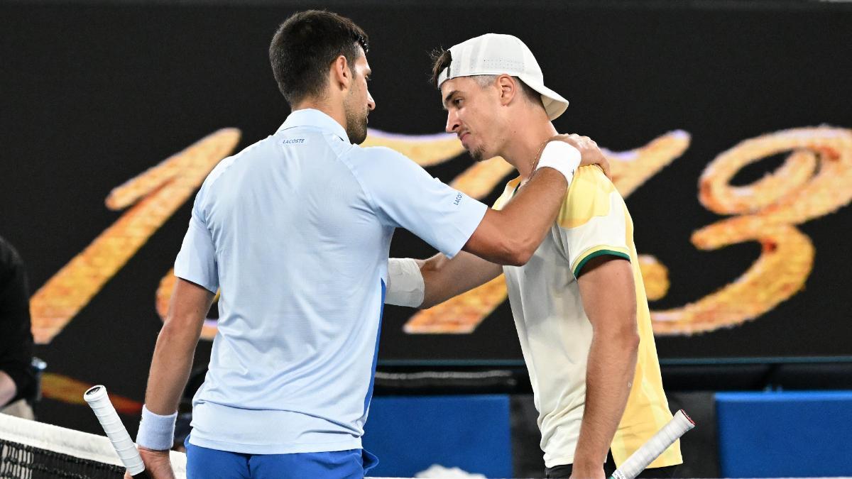 Djokovic se saluda con Prizmic tras su victoria en primera ronda