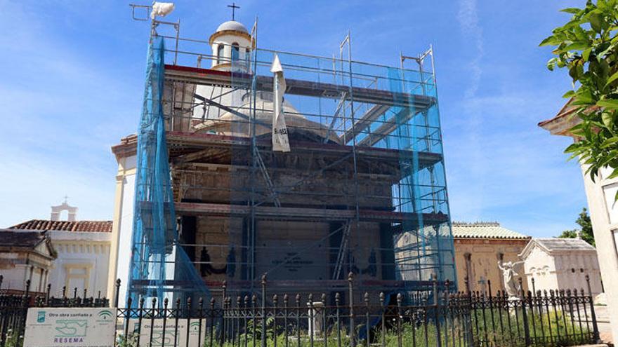 En esta foto pueden comprobar los trabajos de reforma que se desarrollan ahora en el panteón de la familia Heredia. En concreto, se está impermeabilizando la cúpula. El mausoleo es obra de Lorenzo Bartolini, escultor de cámara de Napoleón.