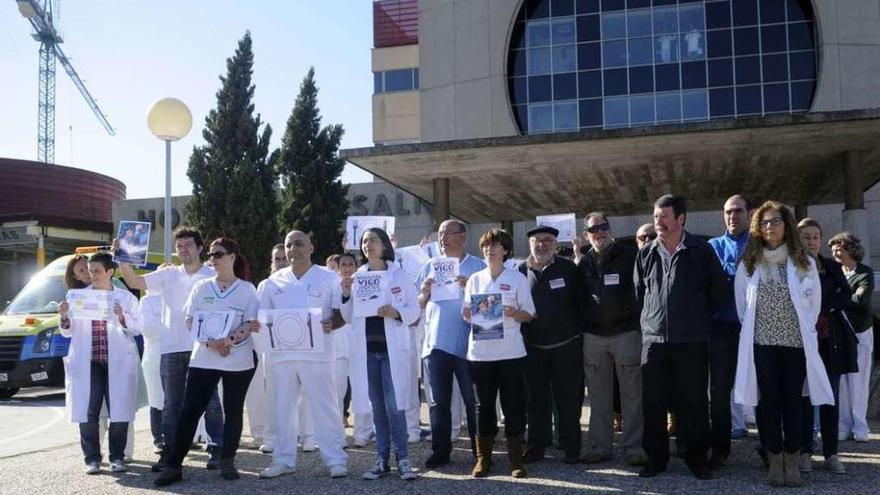 Concentración de trabajadores ante el Hospital do Salnés organizada por la junta de personal. // Noé Parga