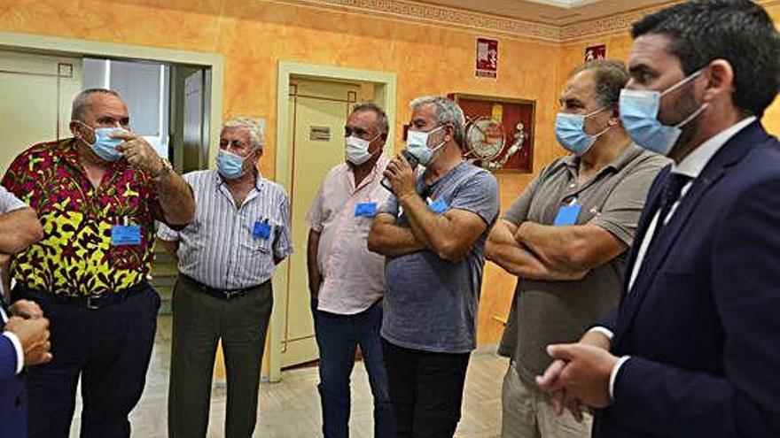 Representantes agrarios de COAG, Fecoam o los regantes de Cartagena, ayer con el consejero Luengo.