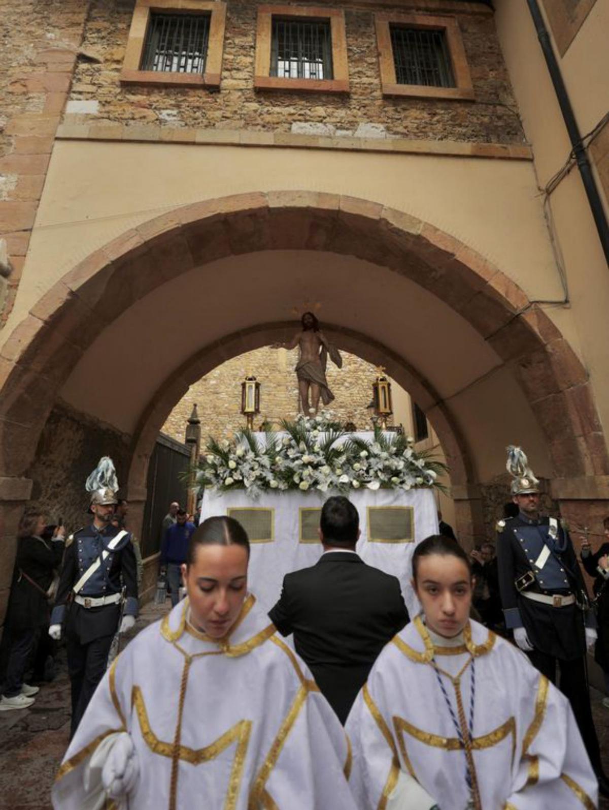 La imagen de Jesús Resucitado pasa por el Tránsito de Santa Bárbara. | IRMA COLLÍN