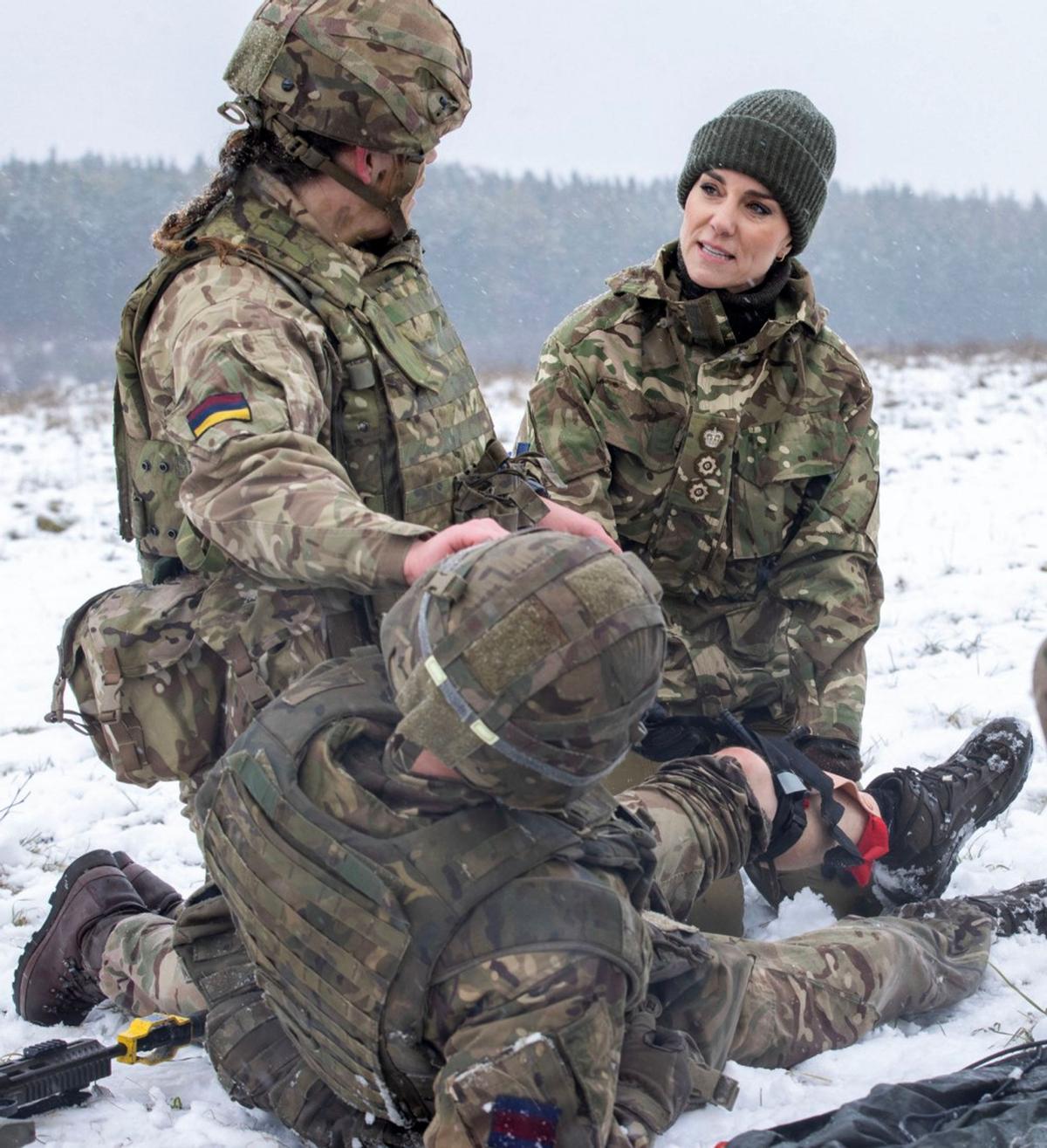 La Princesa de Gales, Catalina practica simulacros de soldados heridos durante su visita al 1er Batallón de Guardias Irlandeses en un ejercicio de entrenamiento cerca de Salisbury, sur de Inglaterra, el 8 de marzo de 2023